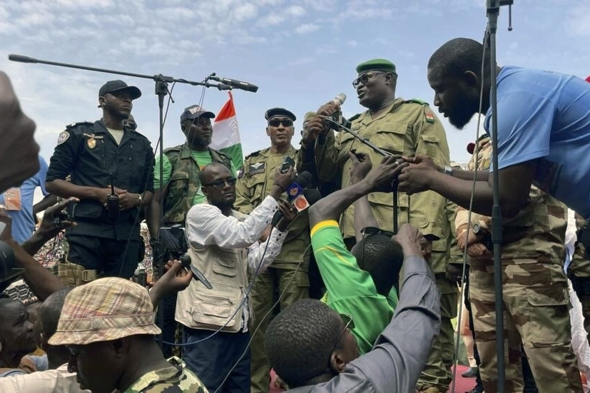 Lo bị tấn công quân sự từ bên ngoài sau đảo chính, Niger đóng cửa không phận
