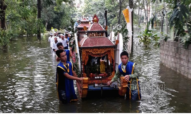 Hà Nội: Đẩy xe tang giữa mênh mang lũ đưa người thân về cõi vĩnh hằng