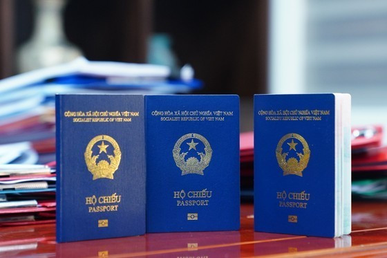 New passport, laissez-passers, forms of entry and exit applied from August 15 ảnh 1