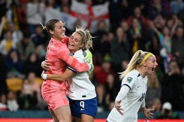 Nữ Anh đoạt vé tứ kết World Cup sau loạt luân lưu cân não