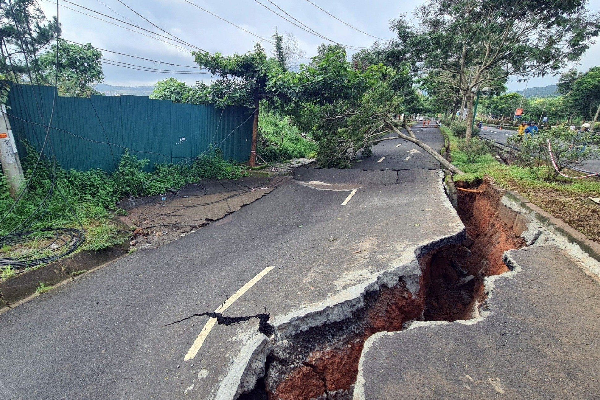 Quốc lộ 14 nứt gãy lan rộng: 16 hộ buộc phải di dời