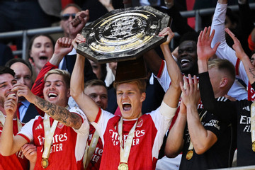 Thắng nghẹt thở Man City, Arsenal đoạt siêu cúp Anh
