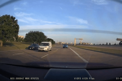 Toyota Camry đột ngột chuyển làn, húc xe SUV lật ngang trên cao tốc