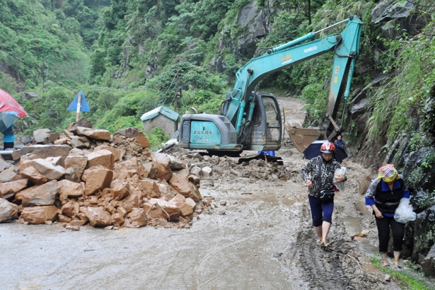 100 điểm sạt lở trên 40km Quốc lộ 32, chưa thể thông tuyến qua Mù Cang Chải