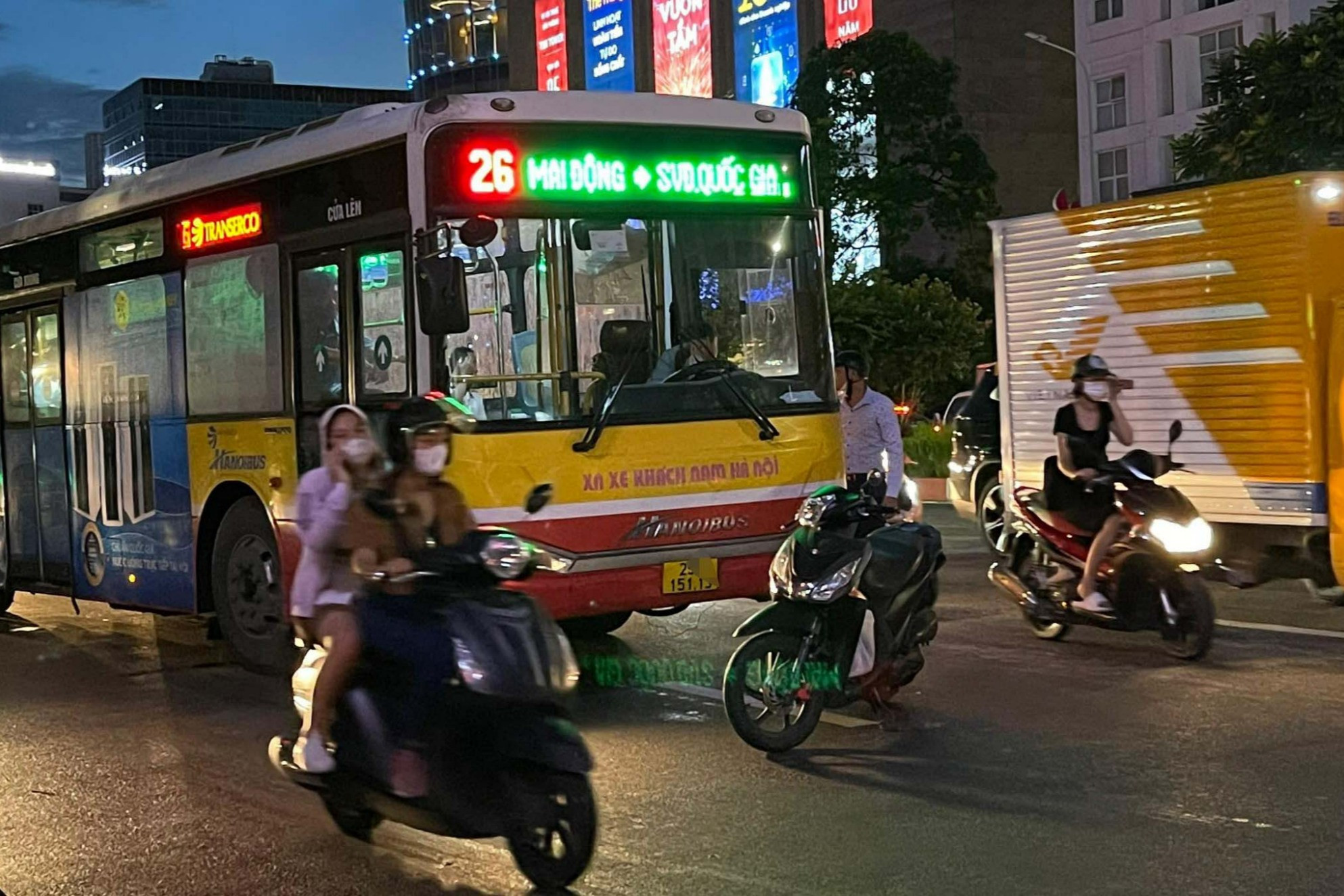 Truy tìm thanh niên dùng xe máy chặn đầu ô tô buýt, dọa hành hung tài xế