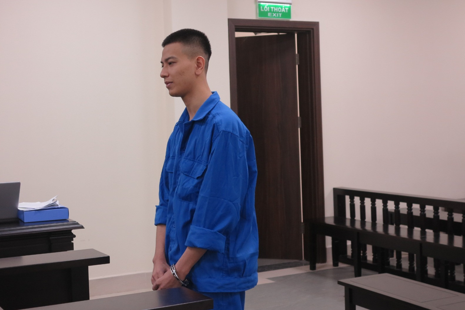 Cô gái bị bất ngờ tấn công, đánh gục trên đường ở Hà Nội