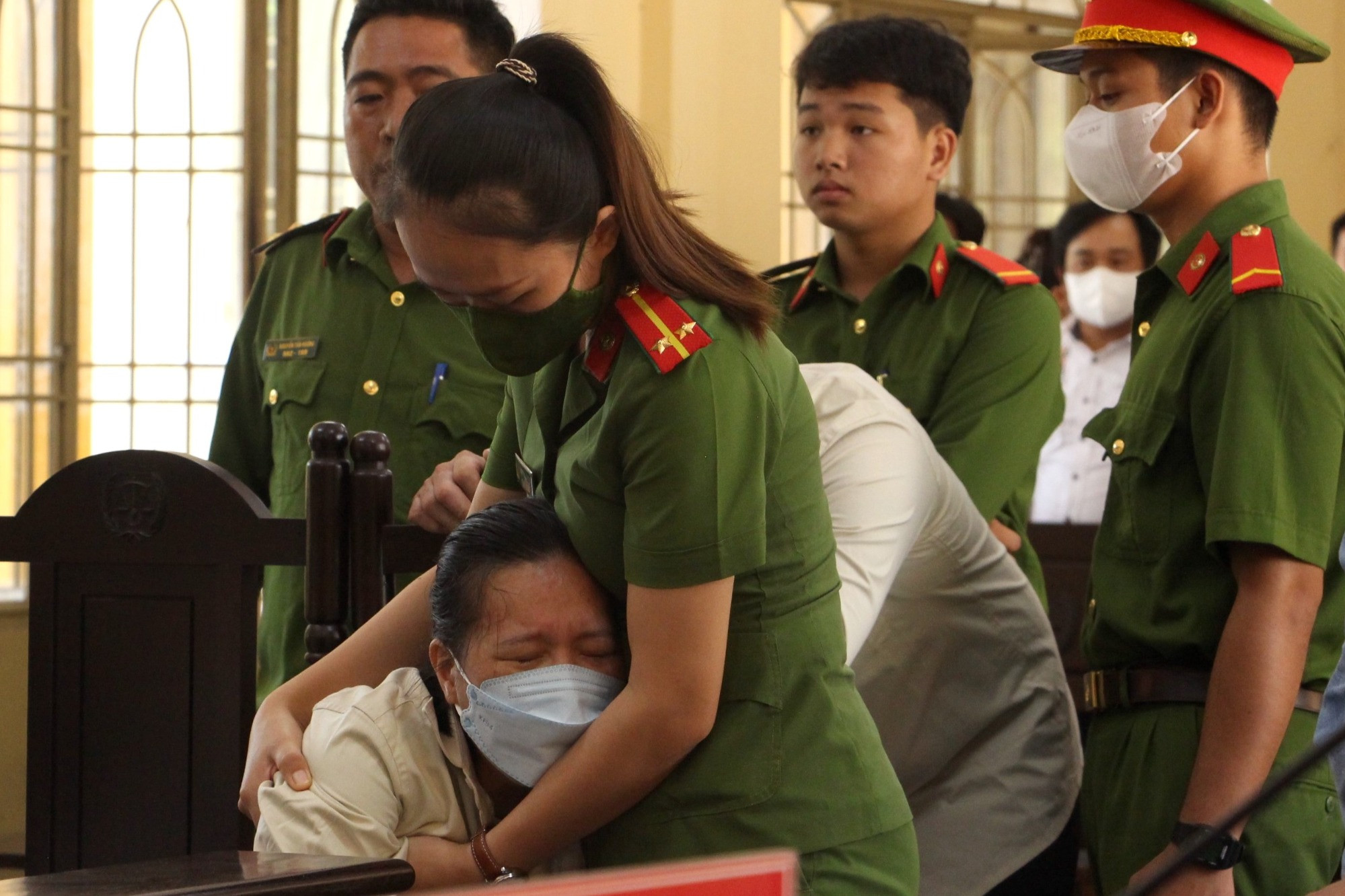 'Nữ quái' òa khóc nức nở khi nhận án chung thân do chiếm đoạt hơn 405 tỷ đồng