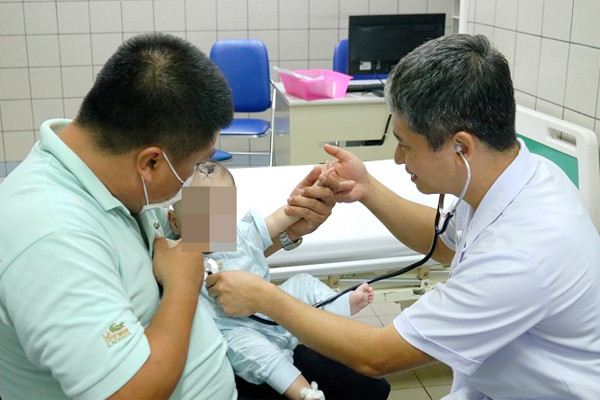 Chuyên gia Mỹ ngạc nhiên với sức sống của bé gái Việt chào đời chỉ nặng 400g
