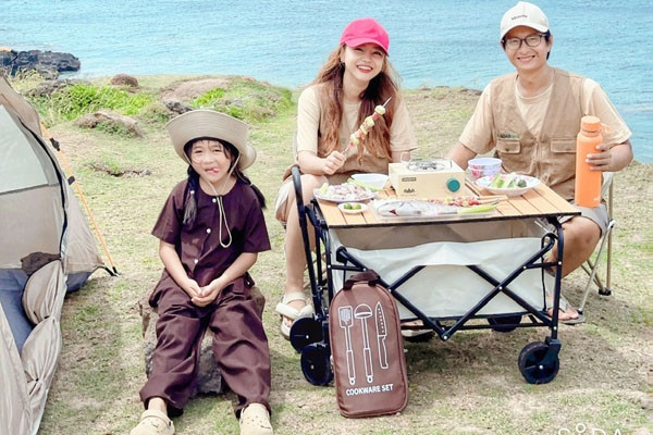 Bố mẹ đưa con đi Phú Quý nghỉ hè một tháng, chi tiêu 'thả ga' hết 15 triệu đồng