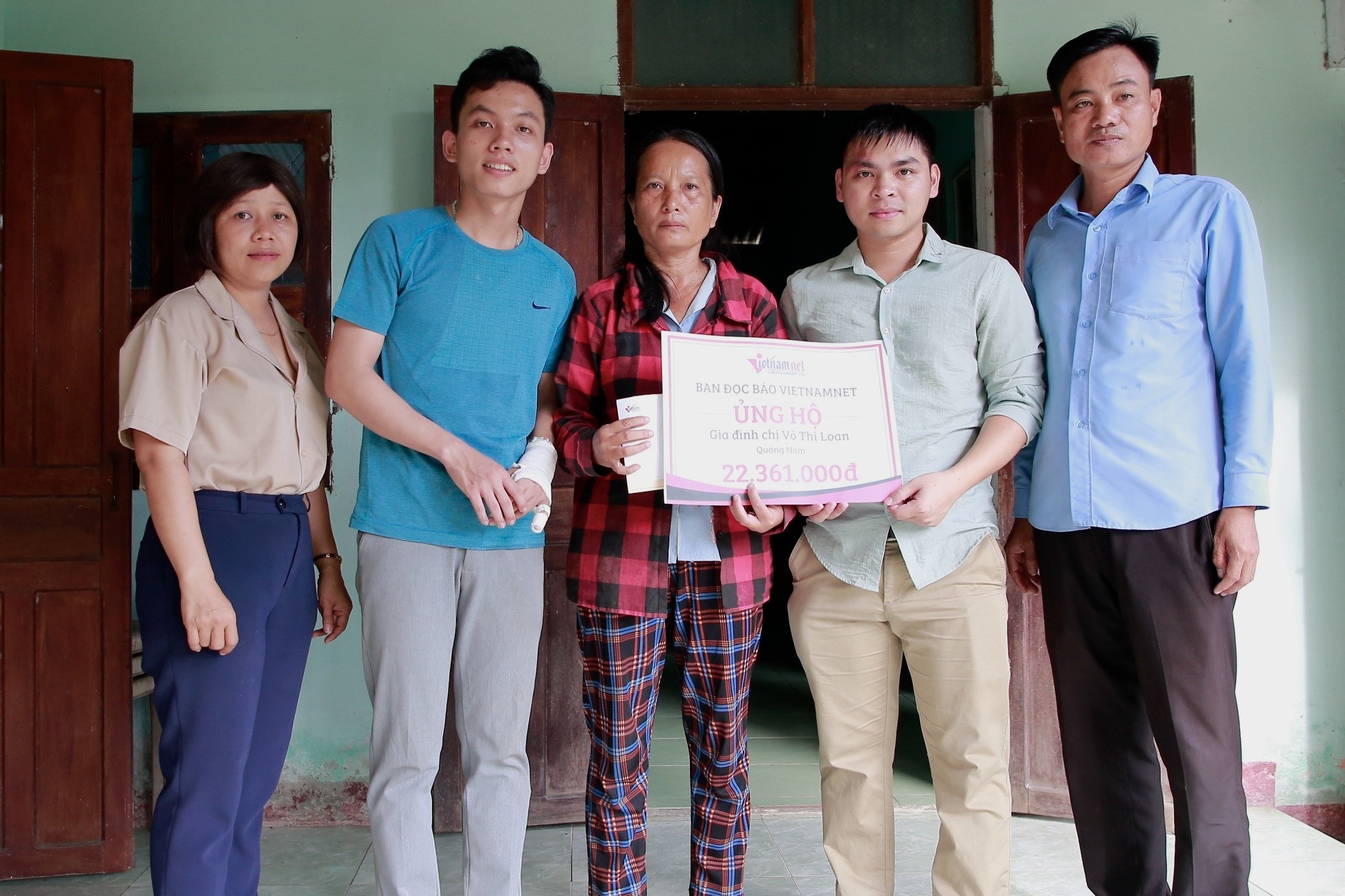 Chị Võ Thị Loan xúc động đón nhận tấm lòng bạn đọc