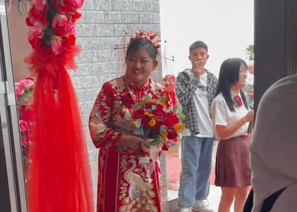 Cô dâu cầm hoa đến đón rể, nhà trai ôm con khóc nức nở không nỡ gả đi - Ảnh 1.