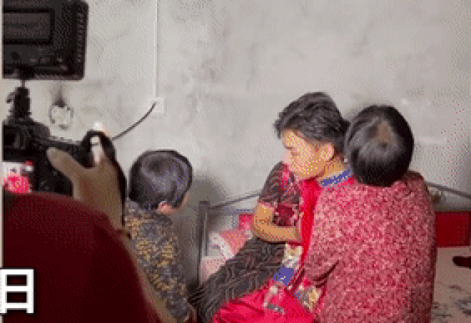 Cô dâu cầm hoa đến đón rể, nhà trai ôm con khóc nức nở không nỡ gả đi - Ảnh 2.