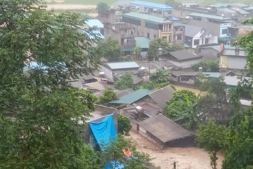 Vỡ cống tràn hồ thải ở Lào Cai, hàng chục nhà dân bị ngập nặng