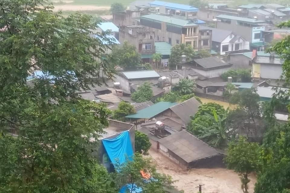 Vỡ cống tràn hồ thải ở Lào Cai, hàng chục nhà dân bị ngập nặng