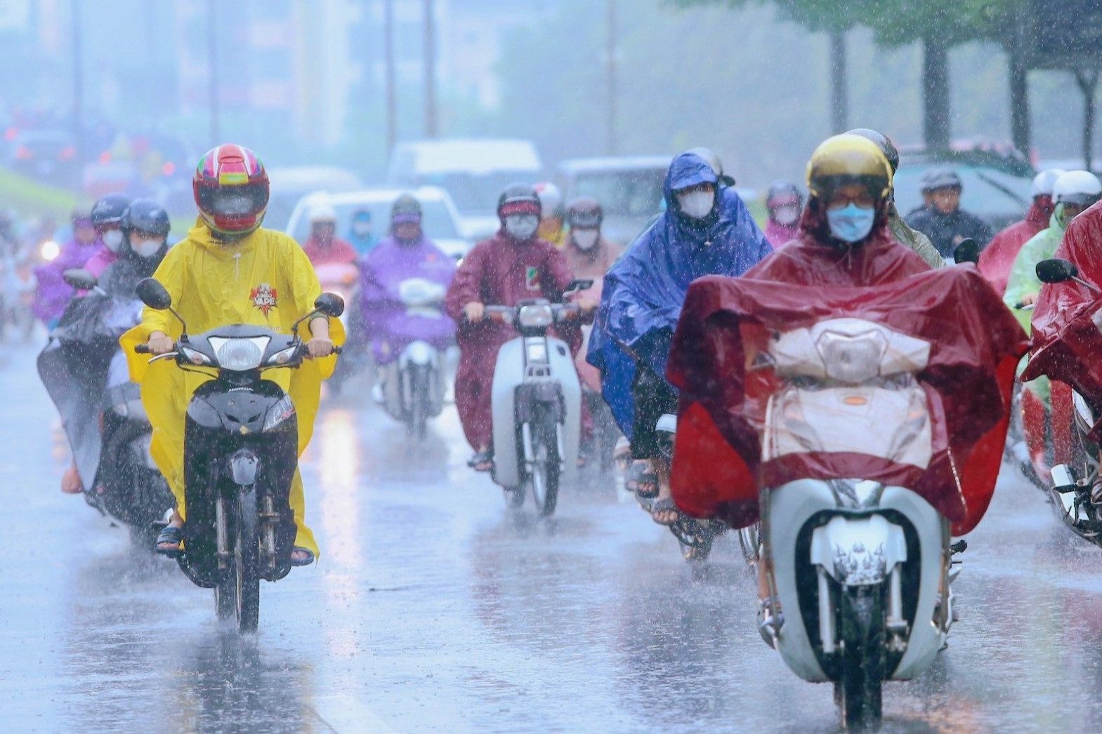 Dự báo thời tiết 9/8: Miền Bắc còn mưa giông, Trung Bộ nắng chói chang