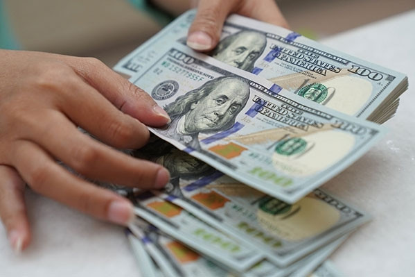 Bản tin tài chính sáng 9/8: Giá vàng và dầu giảm, USD tăng