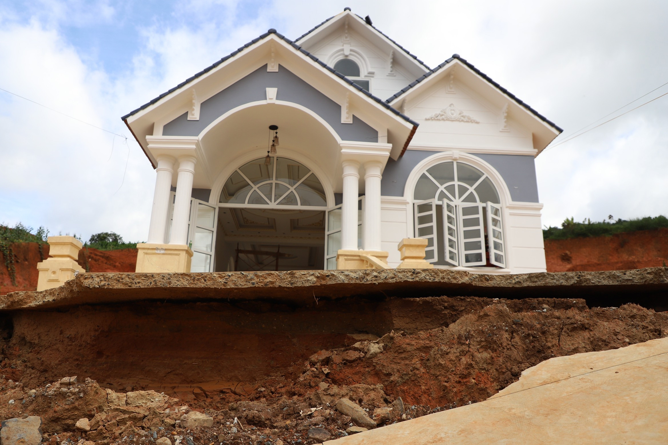 Ngôi nhà hiện đại bên hồ chứa nước bị sụt lún, gia chủ đi lánh nạn