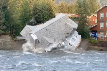 Khoảnh khắc ngôi nhà ở Mỹ đổ sập xuống sông do lũ lụt