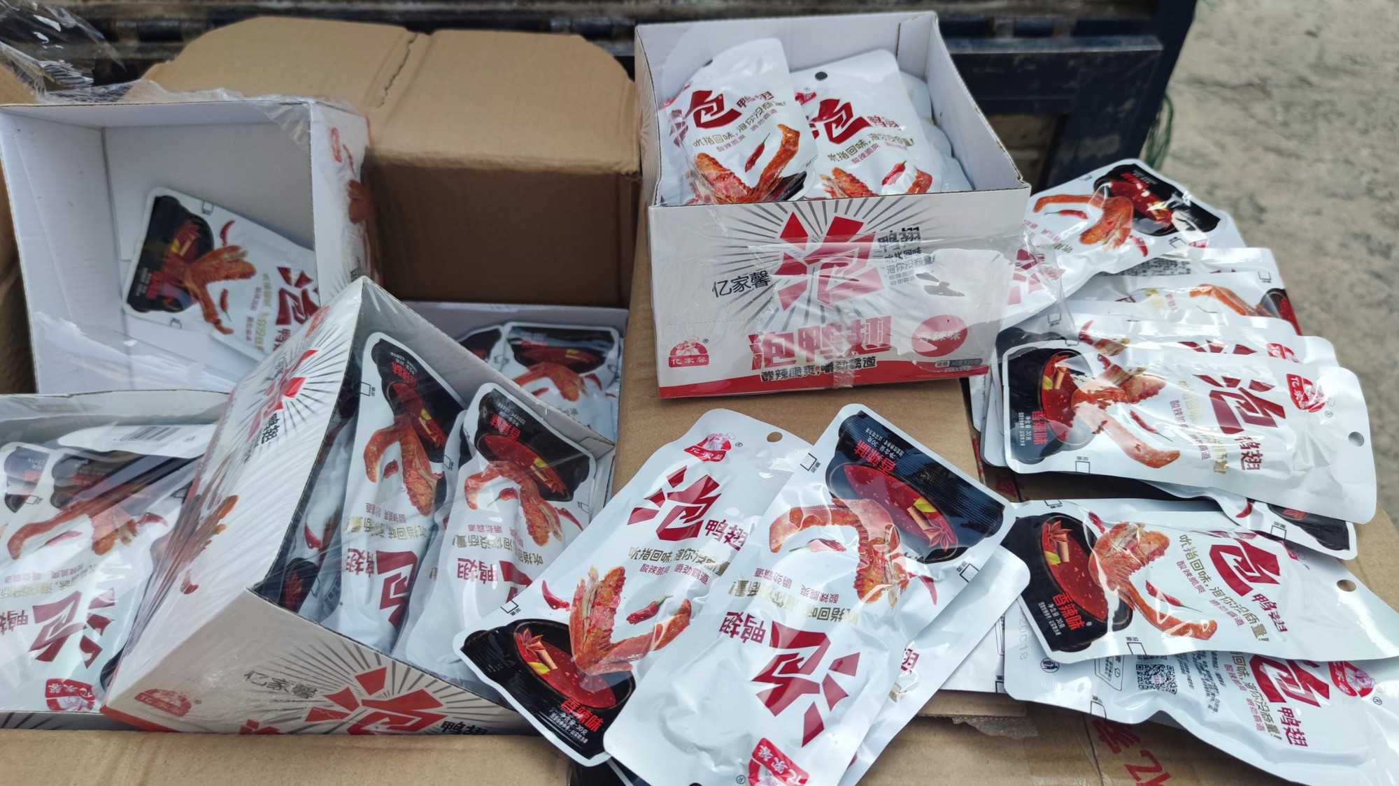 Kịp thời ngăn chặn trên 15.000 gói cánh vịt ăn liền nhập lậu rao bán qua mạng xã hội - Ảnh 3.