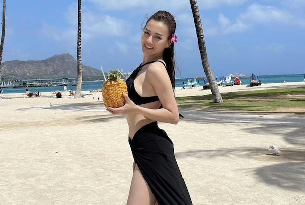 Mai Phương Thúy 71kg vẫn tự tin khoe sắc, Phương Oanh gợi cảm ở biển