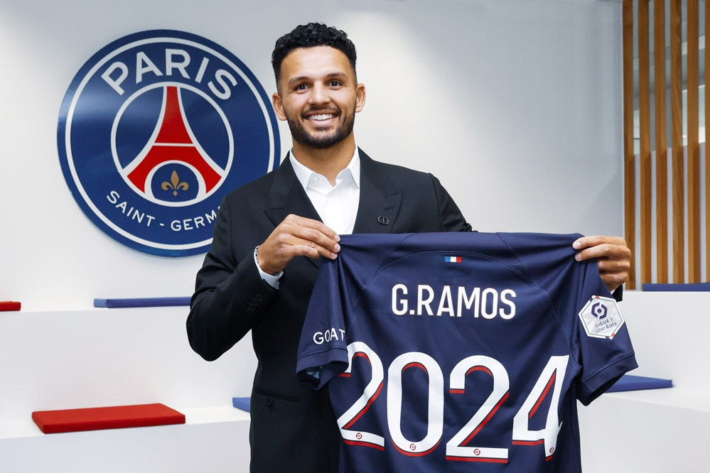 PSG chốt 'bom tấn' từng đẩy Ronaldo lên ghế dự bị