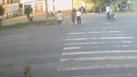 Không giữ khoảng cách an toàn, ô tô đâm dồn toa chèn qua người cụ bà