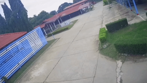 Khoảnh khắc xe tải mất phanh đâm sập tường nhà