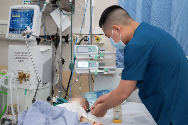 Bé trai Hà Nội đột ngột chuyển nặng sau 1 ngày vào viện vì bệnh tay chân miệng