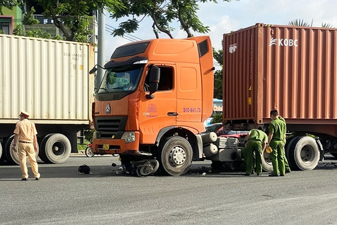 TP.HCM: Người phụ nữ chưa rõ danh tính tử vong sau va chạm với container