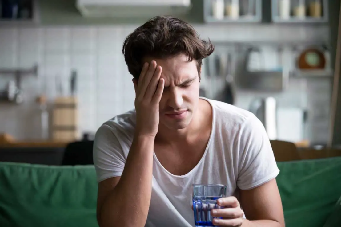 Vì sao uống quá nhiều nước có thể gây hậu quả nghiêm trọng, bao gồm cả tử vong?