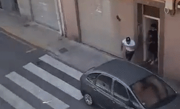 Tài xế xe BMW điên cuồng đạp ga, tông hàng loạt ô tô đỗ bên đường