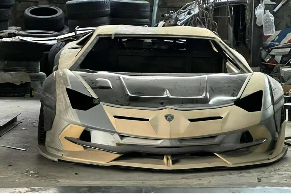 Xe cũ Toyota Crown 'lên đời' thành Lamborghini Aventador cực chất