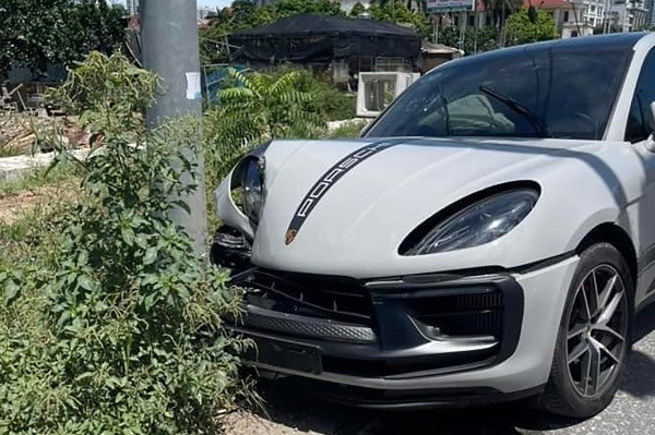 Xe Porsche không biển số tông cột đèn giao thông, bung cả túi khí