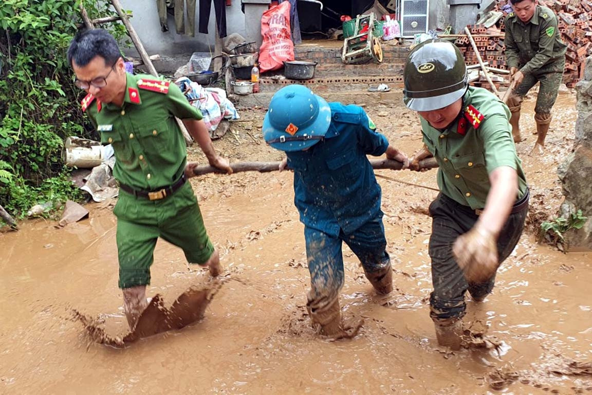 Công an vượt lũ, kéo đất sạt lở hỗ trợ tìm 2 người mất tích ở Lai Châu