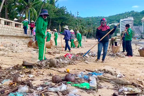 Hàng chục tấn rác đại dương ‘bủa vây’ bãi biển Vũng Tàu
