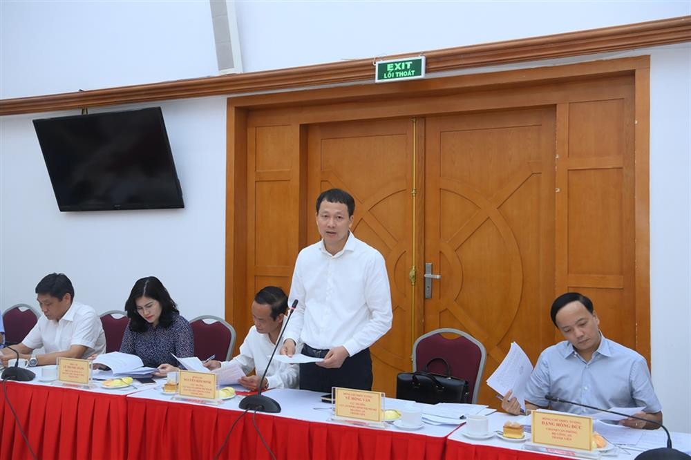 Thiếu tướng Vũ Hồng Văn, Cục trưởng Cục An ninh chính trị nội bộ, thành viên Đoàn công tác công bố các quyết định có liên quan.