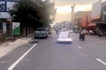 Lạ lẫm với chiếc UFO lượn khắp đường phố ở Thái Lan