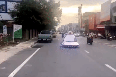 Lạ lẫm với chiếc UFO lượn khắp đường phố ở Thái Lan