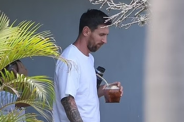 Messi đưa vợ con đi chơi, thư thả ‘thưởng’ trà trên đất Mỹ