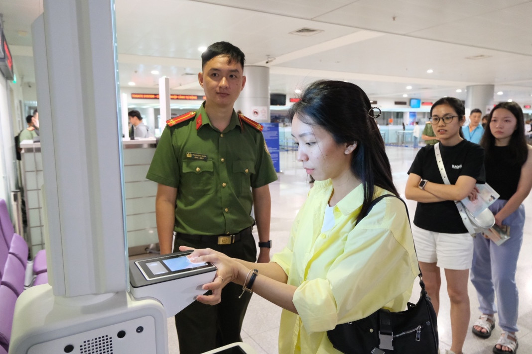 Tan Son Nhat airport launches automated entry system