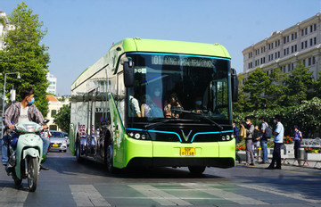 HCM City’s first electric bus route posts losses