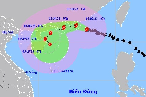 Bão số 3 Saola vẫn giật trên cấp 17 ở Biển Đông, tiếp tục đổi hướng