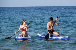 Du khách thích thú thả dáng, chèo SUP ngắm cảnh tuyệt đẹp trên vịnh Nha Trang