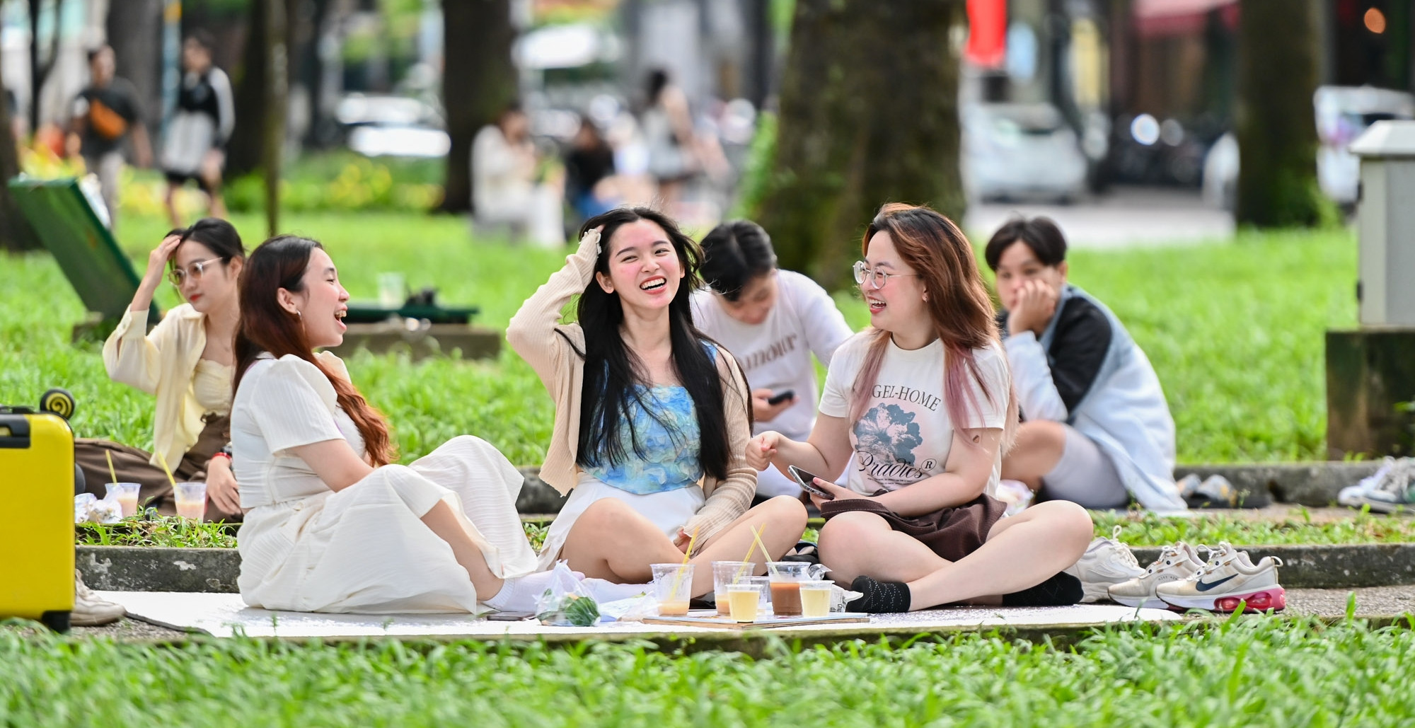 Giới trẻ TP.HCM ngồi cà phê bệt, dạo phố ngày đầu nghỉ lễ 2/9