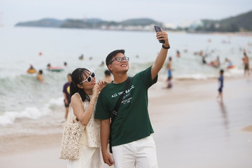 Hàng nghìn du khách đổ về Nha Trang tắm biển, chèo SUP ngày đầu nghỉ lễ 2/9