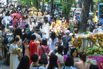 Khách đổ về hồ Tây, phố Phan Đình Phùng ngày đầu nghỉ lễ, '1m2 mười nàng thơ'