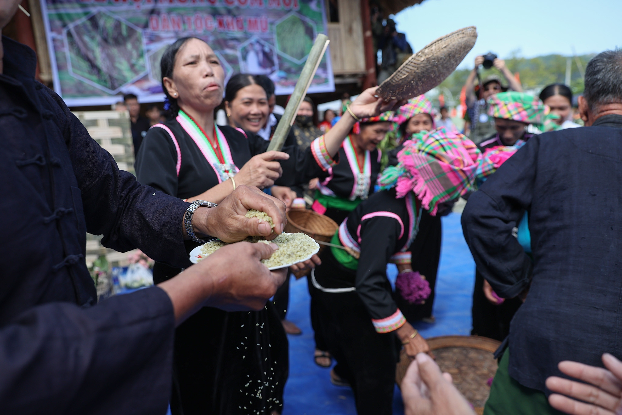 Màn tranh xôi của người Khơ Mú trong lễ cúng cơm mới ở Lai Châu