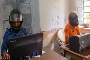 Nơi công chức Ấn Độ phải đội mũ bảo hiểm trong phòng làm việc