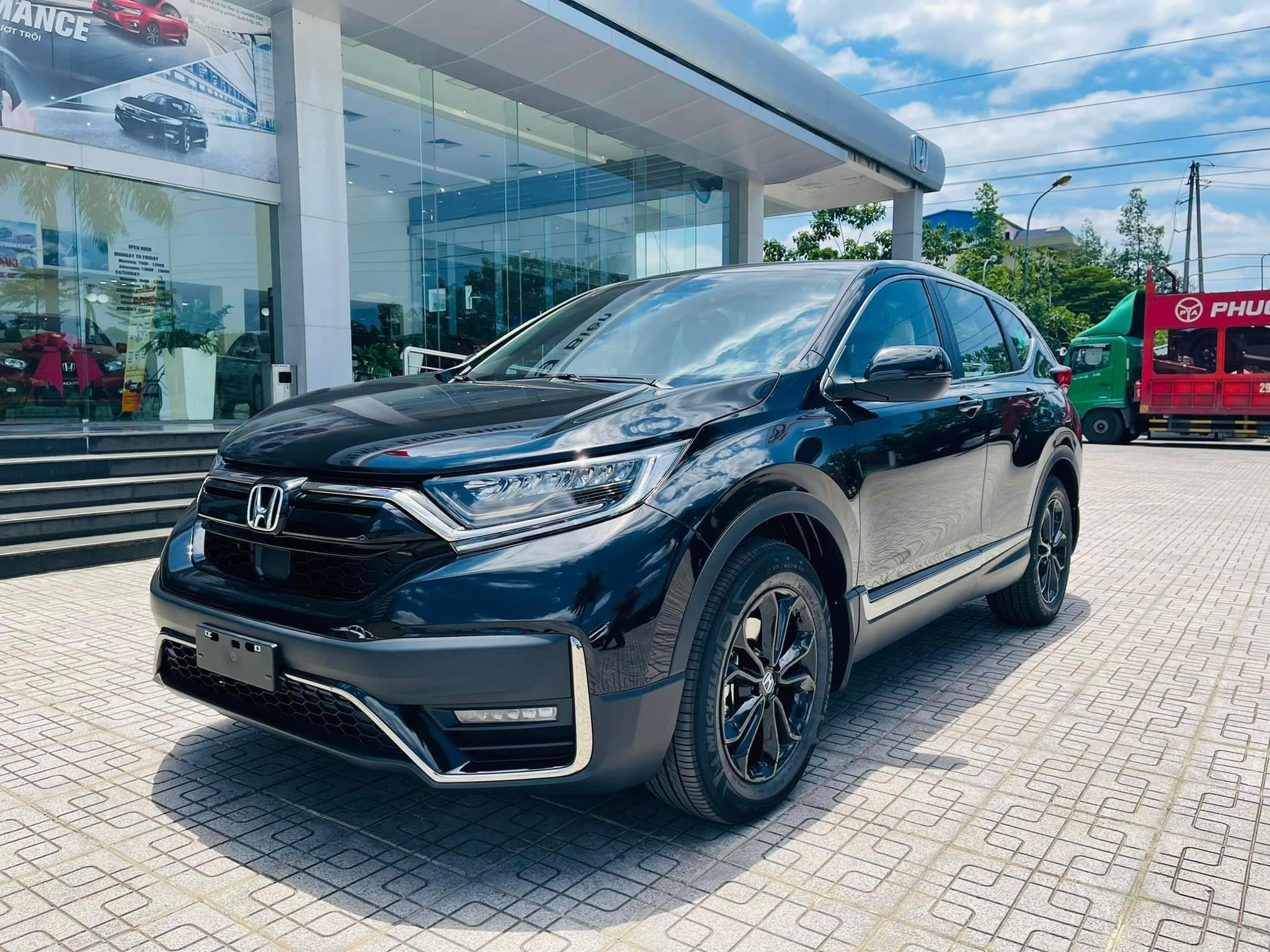 Giá xe ô tô SUV rớt không phanh cuối tháng Ngâu