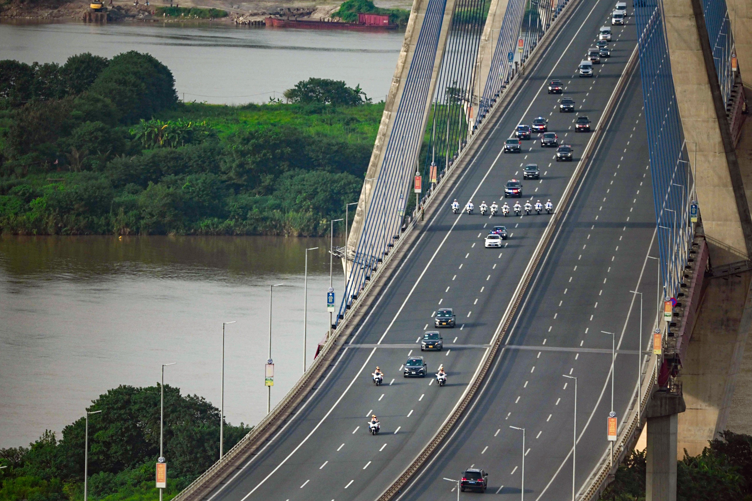 Cận cảnh đoàn xe chở Tổng thống Mỹ qua các tuyến phố Hà Nội